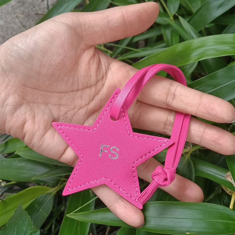 1 STKS Gratis initialen vijfpu - Monogram Keychain Leather recensie en prijs